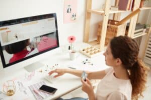 Zeilenzauber - Online Geld verdienen - Bild von einer Frau, die am PC sitzt